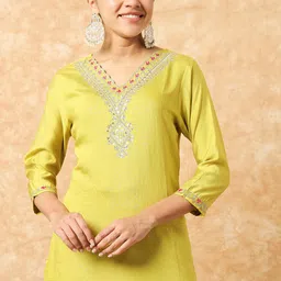 THE52 Floral Embroidered V-Neck Thread Work Straight Kurta With Trousers & Dupatta image 5