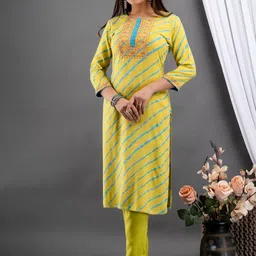 SUTI Leheriya Embroidered Regular Thread Work Kurta with Trousers image 3