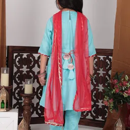 here&now x kinder kids Kinder Kids Girls Floral Embroidered Thread Work Pure Cotton Kurta with Trousers & Dupatta image 3