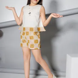 Peppermint Girls Top with Shorts image 3
