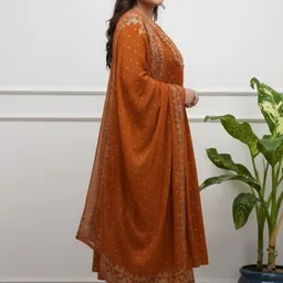 Fabinn Women Floral Embroidered Regular Kurta with Trousers & With Dupatta image 4