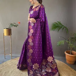 AMRUTKALA SAREES Floral Woven Design Zari Banarasi Saree image 4