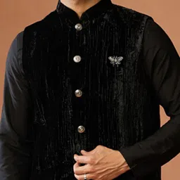 KISAH Men Mandarin Collar Straight Kurta With Trousers & Velvet Nehru Jacket image 2