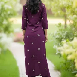 Satjal Fab Women Ethnic Motifs Embroidered Regular Thread Work Kurta with Trousers image 4