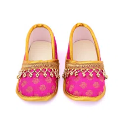 Daizy Mojari Embellished With Ethnic Lace - Fushia and golden image 2
