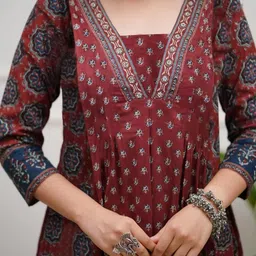 Aaghnya Women Maroon Viscose Rayon Kurta Sets image 5