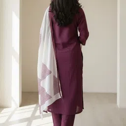 OLWAZE Motifs Embroidered Thread Work Pure Silk Straight Kurta With Trousers & Dupatta image 4