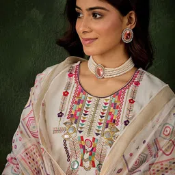 VredeVogel Women Geometric Embroidered Regular Kurta with Trousers & Dupatta image 3