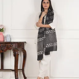 Style Shoes Women Printed Stole image 3