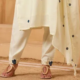 DIVASTRI Women White Floral Embroidered Thread Work Kurta Trousers & With Dupatta image 3