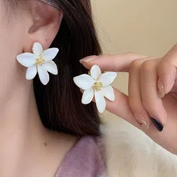 FIMBUL Gold-Plated Floral Shaped Enamelled Studs image 3