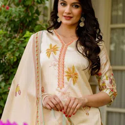 Navlik Floral Embroidered V-Neck Thread Work Kurta With Trousers And Dupatta image 3