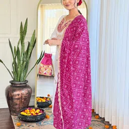 CHANDALIYO Floral Embroidered Notch Neck Thread Work Straight Kurta With Trouser & Dupatta image 4