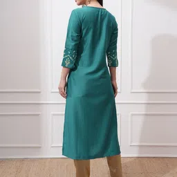 Vishudh Round Neck Three-Quarter Sleeves Thread Work Straight Kurta image 4