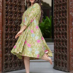 Demirner Women Floral Printed Sequinned Floral Kurta image 5
