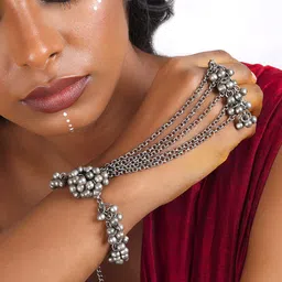 TEEJH Women Silver-Toned & Black Oxidised Silver-Plated Armlet Bracelet image 5