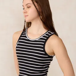 Outzidr Women Horizontal Stripes Striped Fitted Crop Top image 5