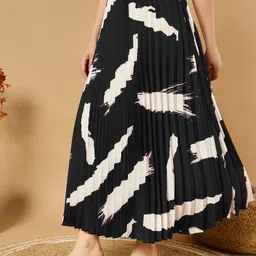 zwerlon Women Printed Pleated Black Skirt image 3