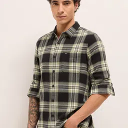 THE BEAR HOUSE Men Checked Spread Collar Pure Cotton Casual Shirt image 2