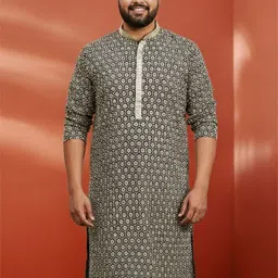 VASTRAMAY Men Geometric Embroidered Sequinned Kurta-image-77
