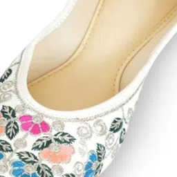 DFR Women Printed Mojaris Flats image 5