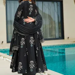 KLOSIA Ethnic Motifs Printed Angrakha Kurta With Trousers & Dupatta image 4