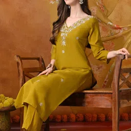 BHAVYA ATTIRE Women Floral Embroidered Regular Beads and Stones Kurta with Trousers & With Dupatta image 4