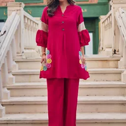 Sia Ab Pehnegi Duniya Ethnic Motifs Round Neck Thread Work Kurta With Trousers-image-1