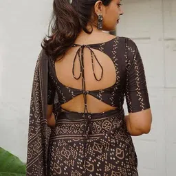 ALMAARI FASHION Bandhani Printed Pure Linen Banarasi Saree image 4