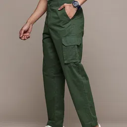 roadster Men Relaxed Green Cotton Blend Trousers image 2