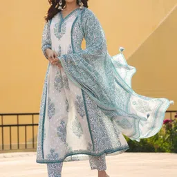Ishin Women Floral Printed Kurta with Trousers & Dupatta image 5