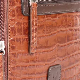 Hidesign Men Textured Leather Messenger Bag image 5