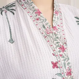 lacylook Leaf Free Size Bath Robe image 3