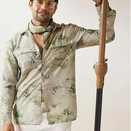 MR BUTTON Men Floral Printed Spread Collar Casual Shirt image 1