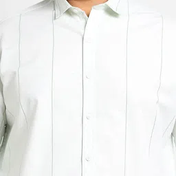 Instafab Plus Size Classic Regular Fit Horizontal Striped Cotton Casual Shirt image 5