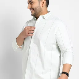 Instafab Plus Size Classic Regular Fit Horizontal Striped Cotton Casual Shirt image 3