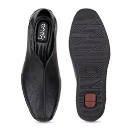 One8 Men Black Textured Formal Leather Loafers image 5