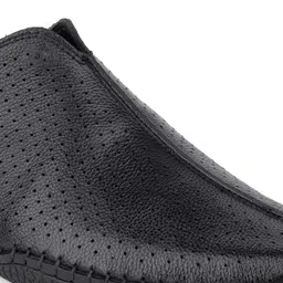 One8 Men Black Textured Formal Leather Loafers image 4