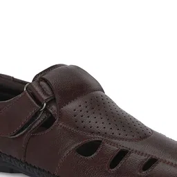 UNDERROUTE Men Ethnic Comfort Sandals image 2