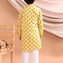 Sangria Boys Yellow Printed Mandarin Collar Pure Cotton Straight Kurta With Trousers image 2