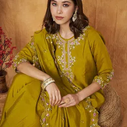 Label Khoj Floral Embroidered Thread Work Kurta With Trousers And Dupatta image 2