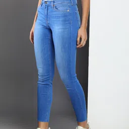 Tommy Hilfiger Women Skinny Fit Light Fade Cropped Jeans image 4