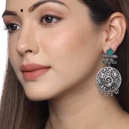 kashwini Silver-Toned  Silver-Plated Contemporary Drop Earrings image 4