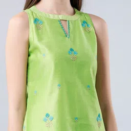 Vishudh Women Green Geometric Embroidered Keyhole Neck Kurta image 4