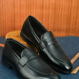 INVICTUS Men Black Formal Moccasion-image-16