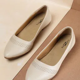 Shezone Women Cream-Coloured Textured Ballerinas Flats-picture-16