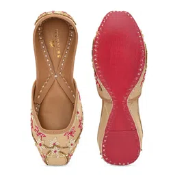 Sringam Women Cream-Coloured Ethnic Mojaris image 4