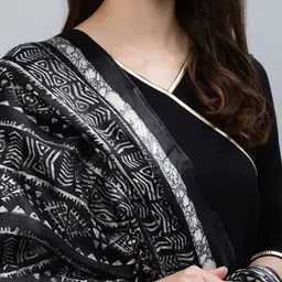 DEEBACO Women Black Solid Kurta & Dupatta image 2
