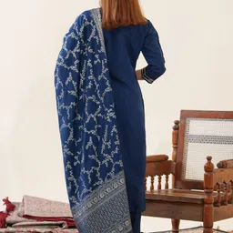 House of Pataudi Floral Embroidered Chanderi Silk Straight Kurta With Trousers & Dupatta image 5