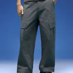 VEIRDO Men Cotton Relaxed Straight Leg High-Rise Cargos Trousers-image-9